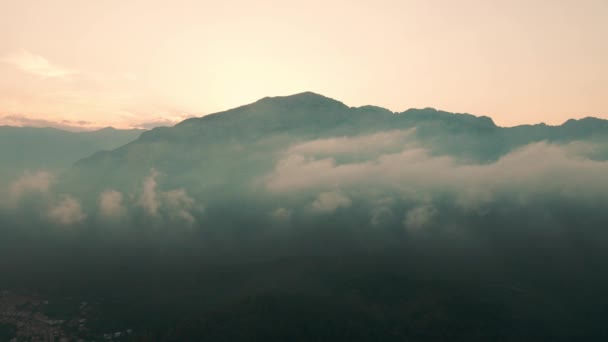 Gün batımından önce dağların tepesinde güzel bulutlar, hindi, kemer - Video, Çekim