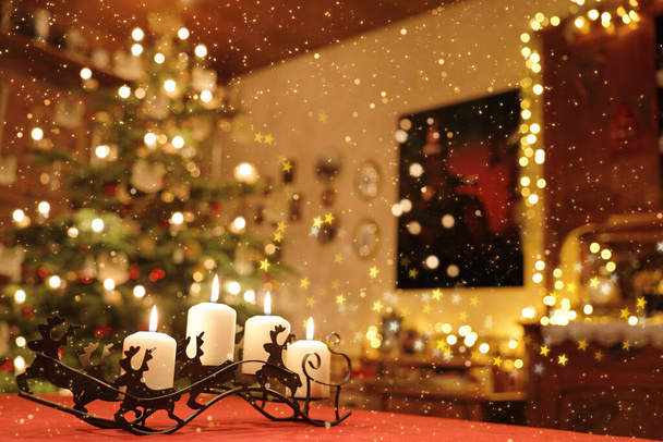 Fête illuminée Scène de chambre de Noël derrière neige tombante - Photo, image