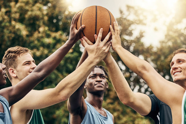 Treinamento, amigos e apoio da comunidade por jogadores de basquete mão conectado em apoio ao objetivo esportivo e visão. Aptidão, confiança e motivação na quadra de basquete por homens profissionais felizes e unidos. - Foto, Imagem