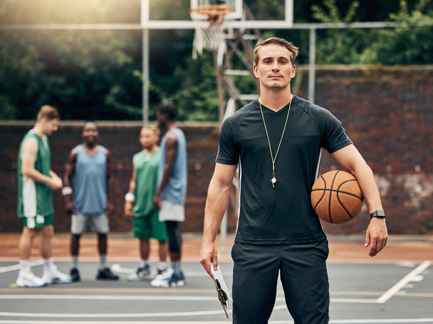 Προπονητής, άνθρωπος και μπάσκετ πορτρέτο στην προπόνηση για αγώνα, παιχνίδι ή διαγωνισμό. Άσκηση, αθλητισμός και νοοτροπία, όραμα και κίνητρο του εκπαιδευτή στον Καναδά για την άσκηση φυσικής κατάστασης, ευεξίας και υγείας - Φωτογραφία, εικόνα