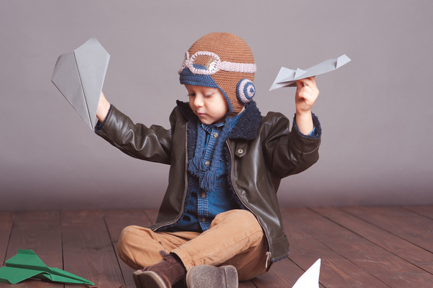 Jongen met papier vliegtuigen - Foto, afbeelding