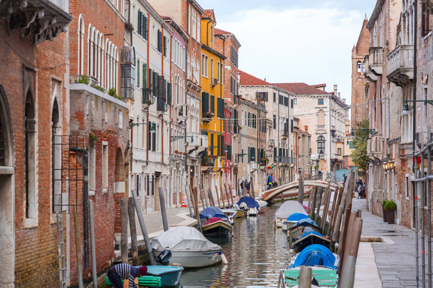 Венеция, Италия - 2 апреля 2022 года: Красивые каналы и традиционные венецианские здания в Венеции, Венеция, Северо-Восточная Италия. - Фото, изображение