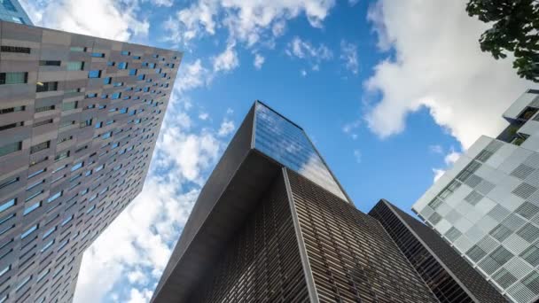 Timelapse σύννεφα κινούνται πάνω από ουρανοξύστες και πύργους στη Βαρκελώνη, Ισπανία - Πλάνα, βίντεο