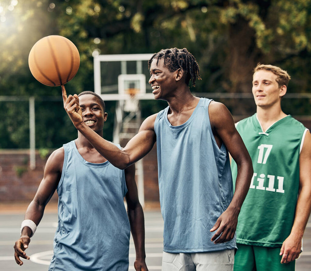 チーム、バスケットボール、スポーツコートは、フィットネス、ワークアウト、バランスボールの練習のための若い男性を一緒にゲームで訓練します。健康で活発でスポーツ楽しい試合のためのアスリートのチームワークと動機. - 写真・画像