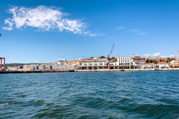 Vue depuis un ferry-boat sur la ville de Lisbonne - Photo, image