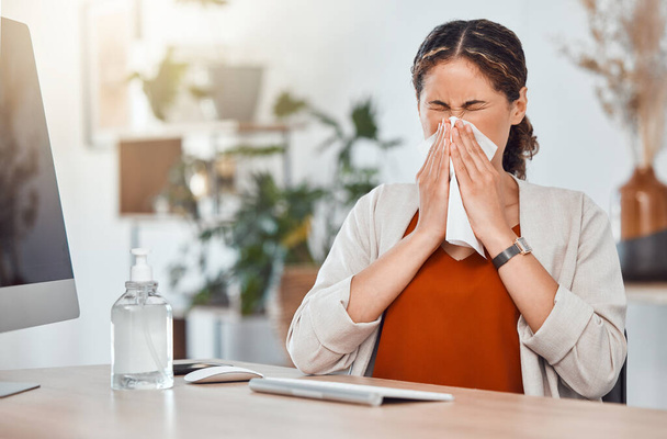 Дующая в нос, грипп и больная ковидная деловая женщина, работающая в условиях современной офисной пандемии, симптомы аллергии и чихание тканей. Проблемы со здоровьем, синуситы и коронные вирусные бактерии. - Фото, изображение