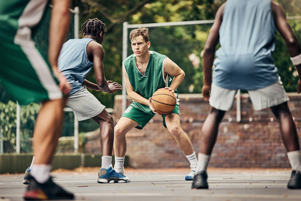 Μπάσκετ, ομαδικό άθλημα και διαγωνισμός για άνδρες αθλητές και παίκτες σε προπόνηση ή επαγγελματικό αγώνα σε υπαίθριο γυμναστήριο. Ποικιλομορφία, ανταγωνιστική και δεξιότητες των ανδρών που παίζουν ένα παιχνίδι μπάλα στις ΗΠΑ. - Φωτογραφία, εικόνα