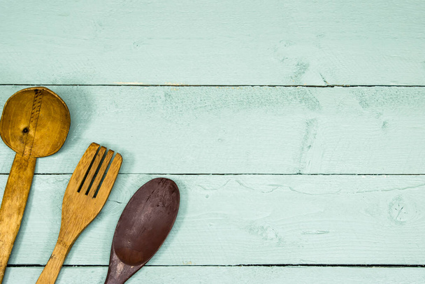 Colher de madeira e garfo na mesa azul  - Foto, Imagem