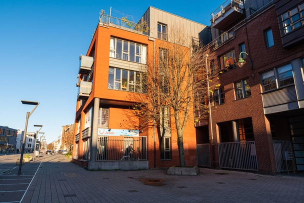 Molenbeek, Região da Capital de Bruxelas - Bélgica - 11 23 2020 - Apartamentos residenciais contemporâneos ao sol da manhã na praça Compte de Flandre e na estação de metrô - Foto, Imagem