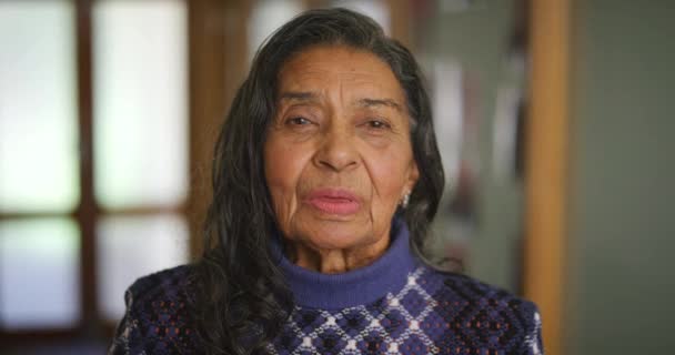 Мирная, спокойная и пожилая женщина дышит свежим воздухом, стоя в доме престарелых. Портрет лица пожилой женщины из Пуэрто-Рико, дышащей, чтобы расслабиться и для психического здоровья в доме - Кадры, видео