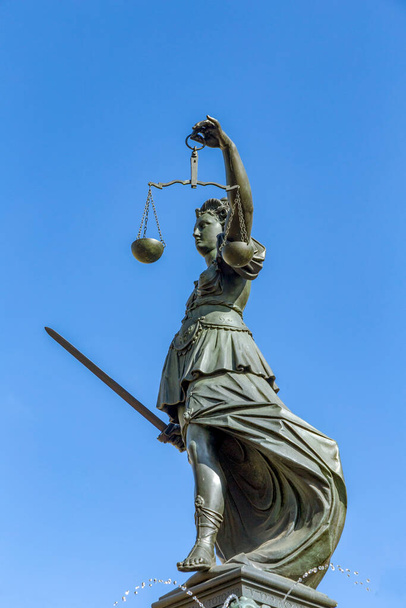 Lady Justice suihkulähde Romerbergissä Frankfurtissa, Saksassa - Valokuva, kuva