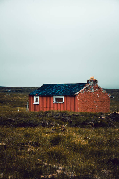 Cabane ou maison typique en bois dans un site d'extraction de tourbe dans l'île de Lewis et Harris. Moody, temps sombre, ciel nuageux, atmosphère de maison hantée sinistre. - Photo, image