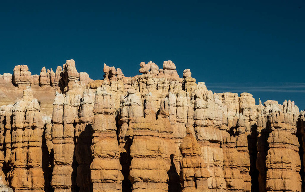Száraz Hoodoos a Kék Égbolt napján a Bryce Canyon Nemzeti Parkban - Fotó, kép