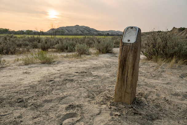 Увядший маркер на краю песчаной тропы в национальном парке Теодора Рузвельта - Фото, изображение