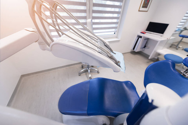 Інтер'єр нового сучасного кабінету стоматологічної клініки з обладнанням
 - Фото, зображення
