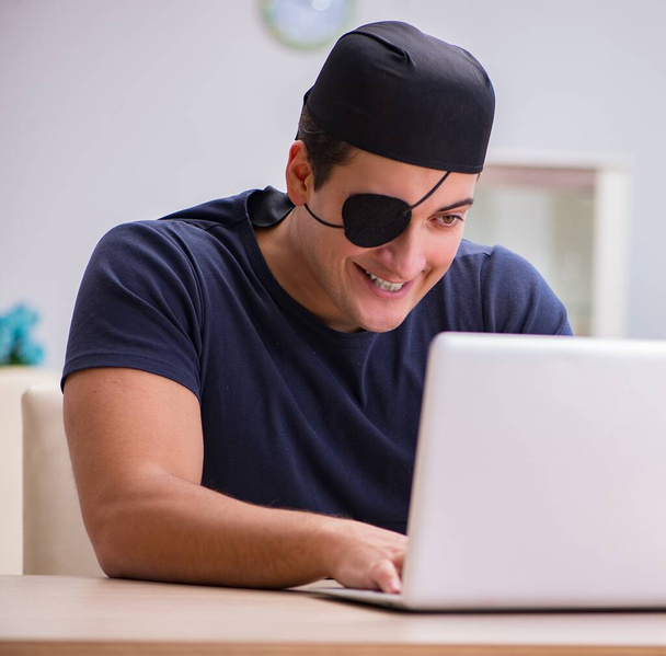Il concetto di sicurezza digitale con pirata a computer - Foto, immagini