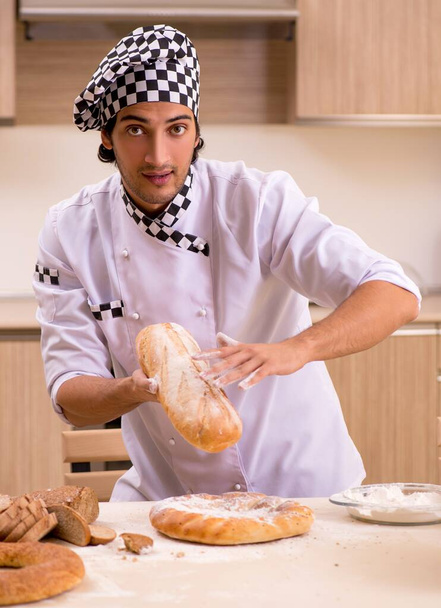El joven panadero que trabaja en la cocina - Foto, Imagen