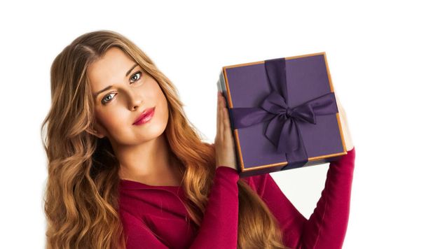Verjaardag, Kerstmis of vakantie cadeau, gelukkige vrouw met een paars cadeau of luxe beauty box abonnement levering geïsoleerd op witte achtergrond, portret - Foto, afbeelding