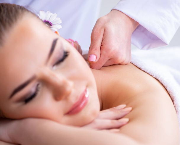 La mujer durante la sesión de masaje en el spa - Foto, imagen