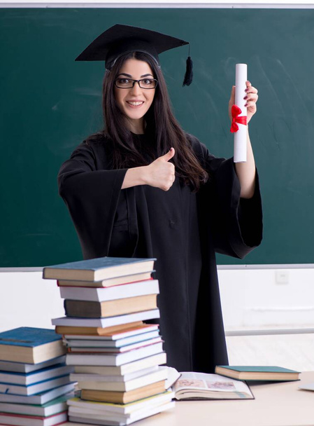 Nainen jatko-opiskelija edessä Green Board - Valokuva, kuva