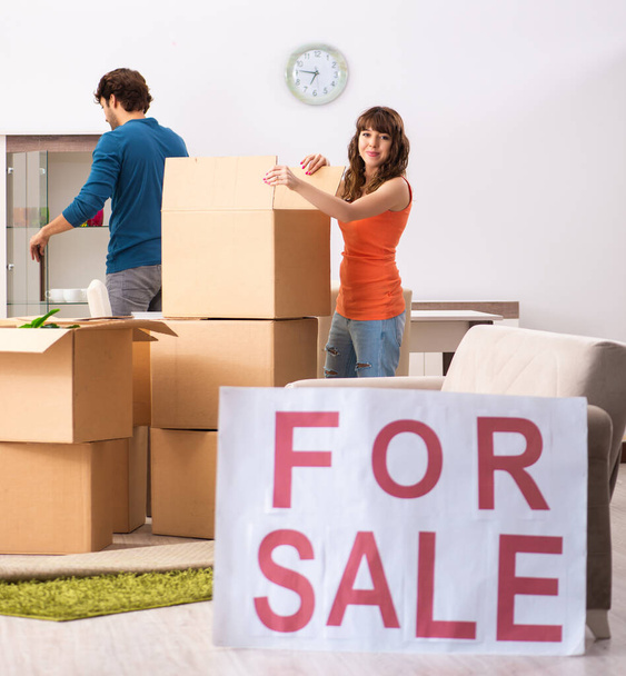 Genç aile satılık ev teklif ediyor ve taşınıyor. - Fotoğraf, Görsel