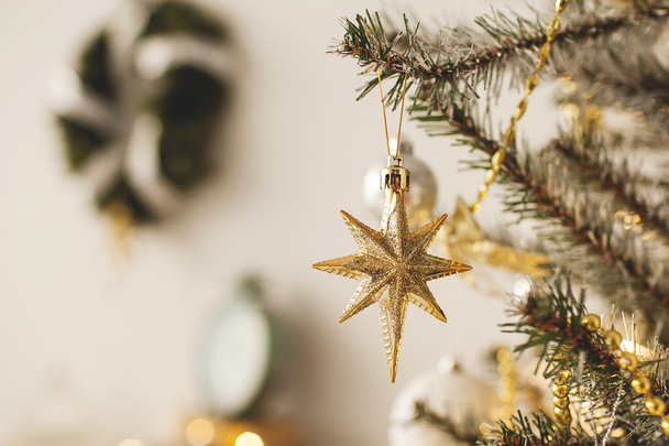 Όμορφη holdiay διακοσμημένο δωμάτιο με χριστουγεννιάτικο δέντρο με παρόντες κιβώτια βάσει του προγράμματος - Φωτογραφία, εικόνα