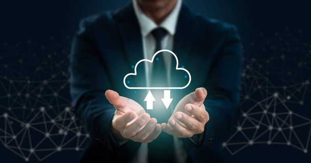Oblak svírá ruka obchodníka. Detailní záběr mladého obchodníka s mrakem nad dlaní, představující myšlenku cloud computingu. Nápad cloudové služby - Fotografie, Obrázek