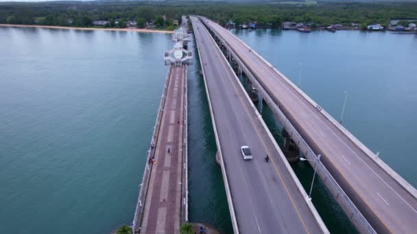 Widok z lotu ptaka z Sarasin koncepcji transportu drogowego tła.Most jest między Phang Nga i Phuket wyspie Tajlandia Most jest najważniejszym w prowadzeniu działalności gospodarczej i transportu - Materiał filmowy, wideo