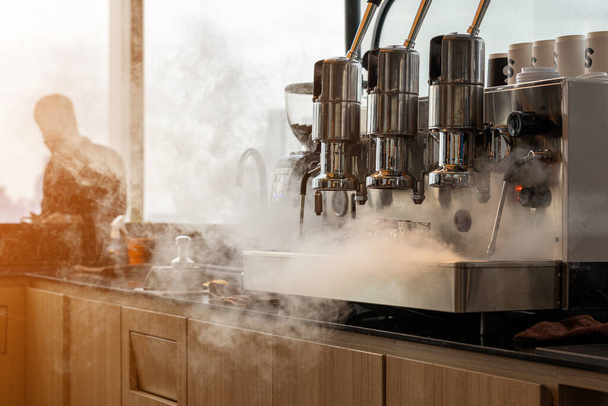Barista lässt Dampf aus Kaffeemaschine ab - Foto, Bild