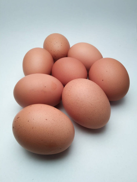 un certain nombre d'œufs de poulet sur un fond blanc sont très appropriés pour être appliqués dans la conception d'affiches, brochures, citations - Photo, image