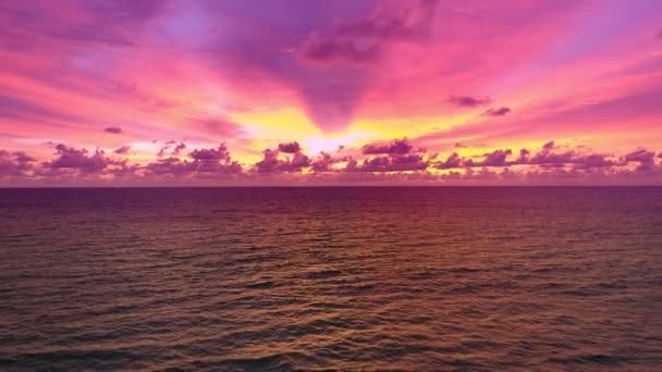 Widok z lotu ptaka Piękny widok zachód słońca lub wschód słońca nad ciemnym morzem powierzchnia piękna fala Niesamowite światło zmierzch zachód słońca. Cinematic drone strzał dynamiczny materiał piękne światło natury krajobraz morski - Materiał filmowy, wideo