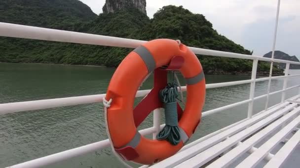 Pelastusrengas valkoisella turistiveneellä kauniissa Halong Bay Vietnamissa. Laadukas FullHD kuvamateriaalia - Materiaali, video