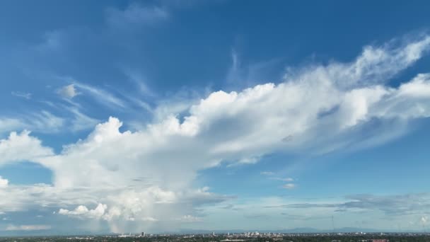 Altocumulus-Wolke über der Innenstadt von Chiang Mai Thailand. - Filmmaterial, Video