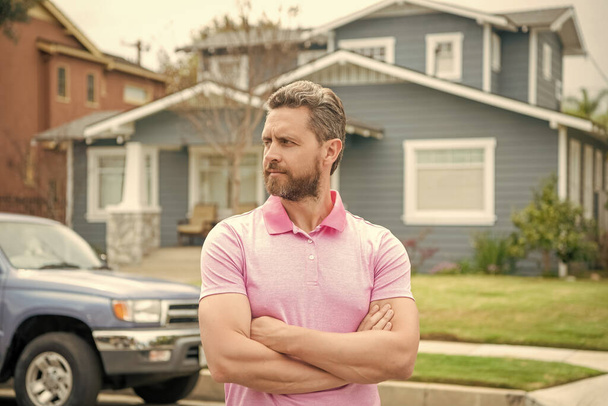 bearded man homeowner selling or renting house, neighborhood. - Foto, imagen