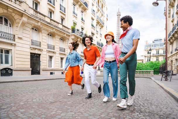 Group of young happy friends visiting Paris and Eiffel Tower, Trocadero area and Seine river - Multicultural group of tourists sightseeing the France capital city - Foto, Imagem