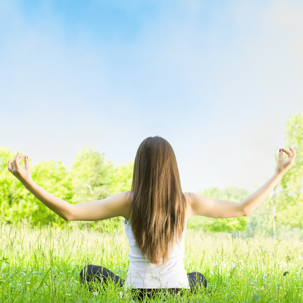 Mulher de ioga ao ar livre
 - Foto, Imagem
