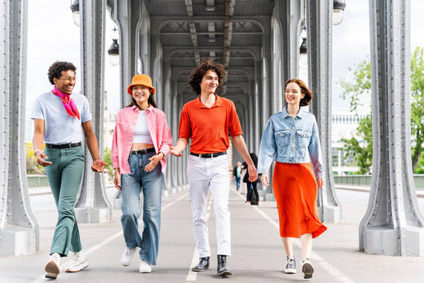 Gruppe junger glücklicher Freunde besucht Paris und den Eiffelturm, das Trocadero-Viertel und die Seine - Multikulturelle Touristengruppe besichtigt die französische Hauptstadt - Foto, Bild