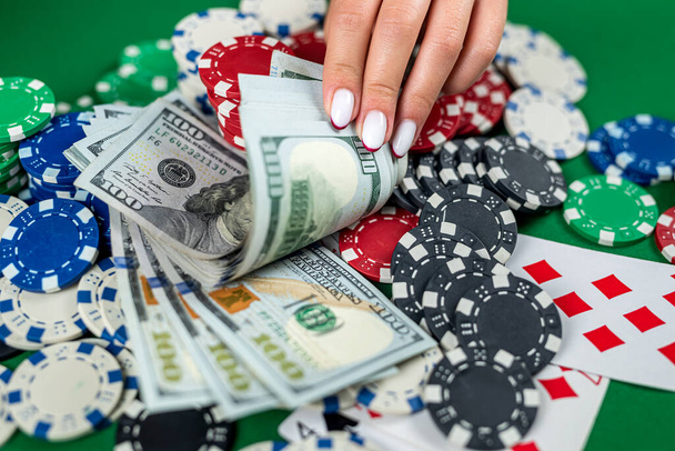 naispelaaja laskee pelimerkkejä rahaa ja nostaa vedon pelatessaan pokeria kasinolla. uhkapeli käsite. Nainen ja pokeri. nainen mekossa - Valokuva, kuva