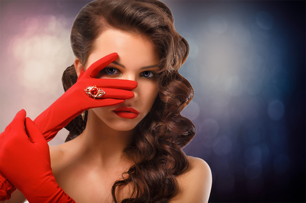 Meisje portret. Vintage stijl mysterieuze vrouw rode Glamour handschoenen - Foto, afbeelding