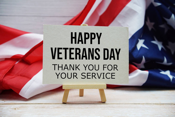 Happy Veterans Day Textbotschaft mit USA-Flagge auf Holzgrund - Foto, Bild