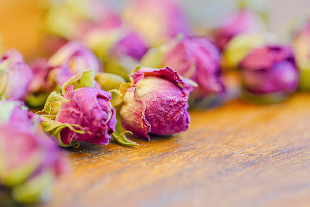 Muchos capullos de rosas secas naturalmente sobre la mesa - Foto, imagen