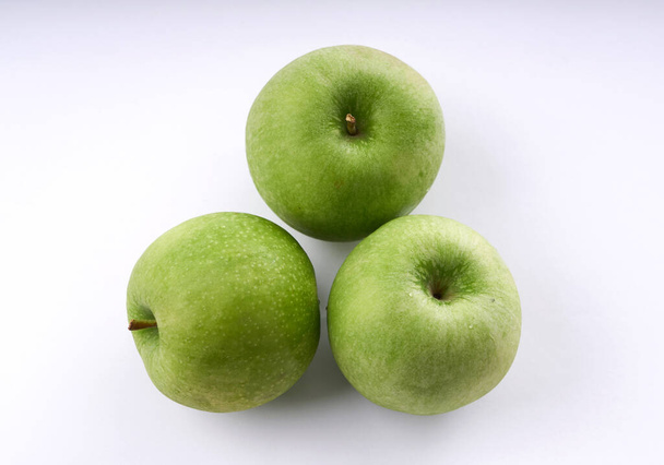                                maçã verde em um fundo branco - Foto, Imagem