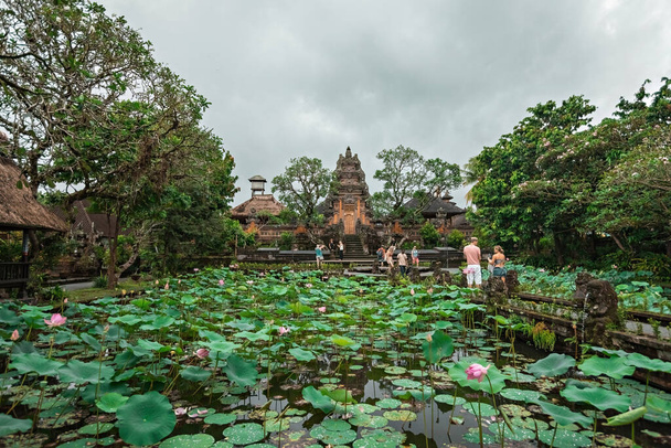 Vue sur l'étang du temple Saraswati avec des plantes de lotus à Ubud, Bali, Indonésie - Photo, image