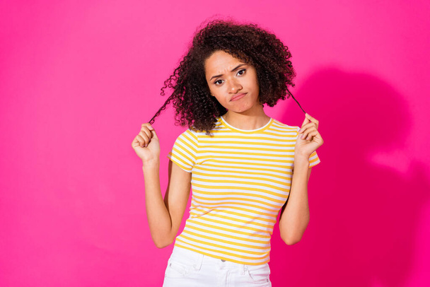 Foto retrato de chateado jovem menina cabelo rebelde precisa de ajuda vestida elegante roupas listradas amarelas isoladas no fundo cor-de-rosa brilho. - Foto, Imagem