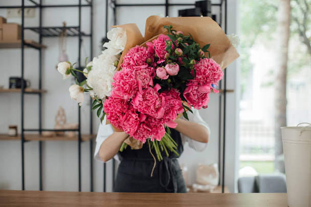 Inhaber arbeitet im Blumenladen - Lager phot - Foto, Bild