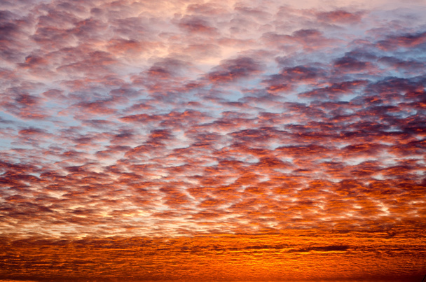 Dramaattinen taivas pilvissä auringonlaskun aikaan
 - Valokuva, kuva