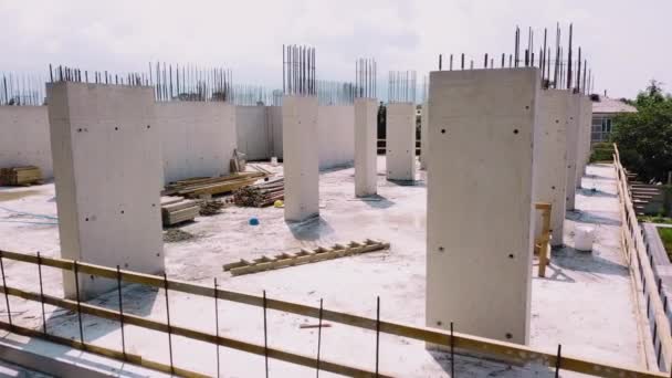Vue du chantier du point de vue du drone, d'en haut. Fondation et premier étage ont été construits, la construction de colonnes monolithiques avec renforcement saillant. Développeur, logement urbain. - Séquence, vidéo