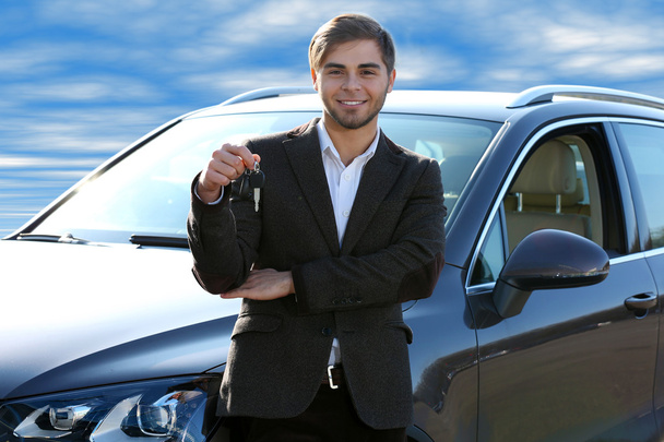 Businessman holding car key - Fotoğraf, Görsel