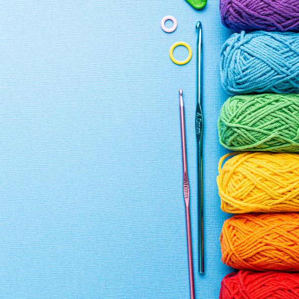 Composição de crochê com fio de algodão arco-íris, ganchos de crochê e acessórios. Flat lay overhead shot com espaço de cópia - Foto, Imagem