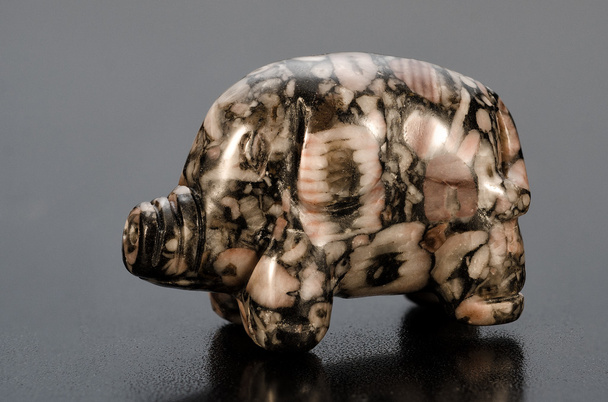 Pele de leopardo esculpida jaspe porco
 - Foto, Imagem
